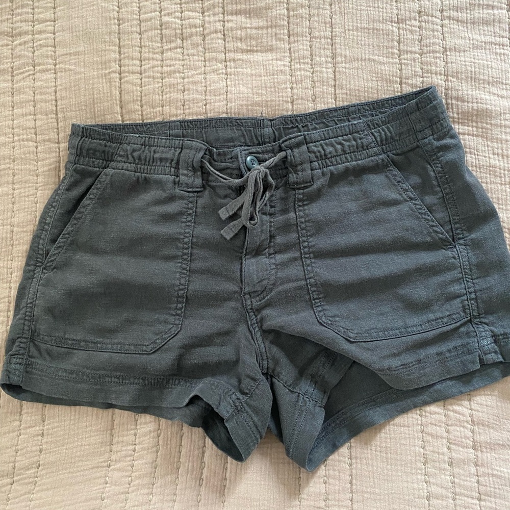 American Eagle grey cargo shorts.